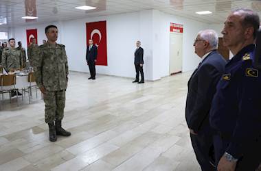 Millî Savunma Bakanı Yaşar Güler, Mehmetçiklerle Akşam Yemeği Yedi