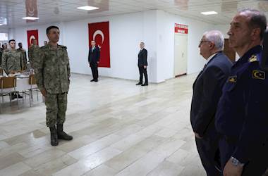 Millî Savunma Bakanı Yaşar Güler, Mehmetçiklerle Akşam Yemeği Yedi
