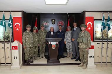 Millî Savunma Bakanı Yaşar Güler, Mehmetçiklerle Akşam Yemeği Yedi