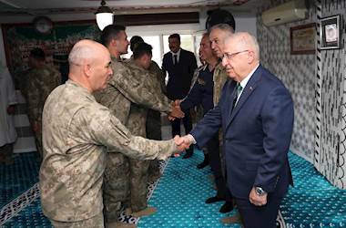 Millî Savunma Bakanı Yaşar Güler ve Beraberindeki TSK Komuta Kademesi Kurban Bayramı'nı Mehmetçiklerle Karşıladı