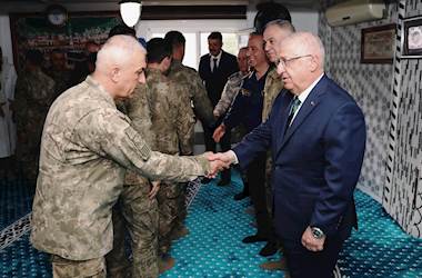 Millî Savunma Bakanı Yaşar Güler ve Beraberindeki TSK Komuta Kademesi Kurban Bayramı'nı Mehmetçiklerle Karşıladı