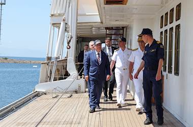 Millî Savunma Bakanı Yaşar Güler, Deniz Kuvvetleri Komutanı Oramiral Tatlıoğlu ile İstanbul Tersanesi Komutanlığında Denetlemelerde Bulundu