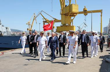 Millî Savunma Bakanı Yaşar Güler, Deniz Kuvvetleri Komutanı Oramiral Tatlıoğlu ile İstanbul Tersanesi Komutanlığında Denetlemelerde Bulundu