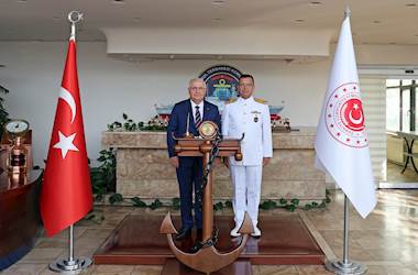 Millî Savunma Bakanı Yaşar Güler, Deniz Kuvvetleri Komutanı Oramiral Tatlıoğlu ile İstanbul Tersanesi Komutanlığında Denetlemelerde Bulundu