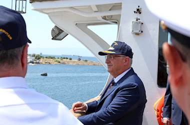 Millî Savunma Bakanı Yaşar Güler, Deniz Kuvvetleri Komutanı Oramiral Tatlıoğlu ile İstanbul Tersanesi Komutanlığında Denetlemelerde Bulundu