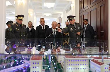 Millî Savunma Bakanı Yaşar Güler, Taşkent'te Silahlı Kuvvetler Akademisini Ziyaret Etti