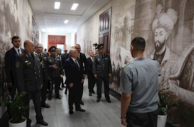 Millî Savunma Bakanı Yaşar Güler, Taşkent'te Silahlı Kuvvetler Akademisini Ziyaret Etti