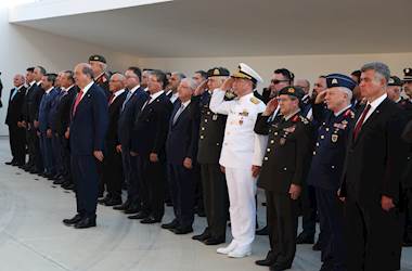 Millî Savunma Bakanı Yaşar Güler ve Beraberindeki Heyet, KKTC Kurucu Cumhurbaşkanı Rauf Denktaş’ın Kabrini Ziyaret Etti