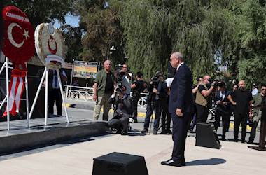 Millî Savunma Bakanı Yaşar Güler ve Beraberindeki Heyet, Cumhurbaşkanımız Sn. Recep Tayyip Erdoğan’ı Karşılayarak Çelenk Koyma Törenine Katıldı