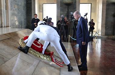 Cumhurbaşkanımız Sn. Recep Tayyip Erdoğan Başkanlığındaki Yaş Üyeleri Anıtkabir’i Ziyaret Etti