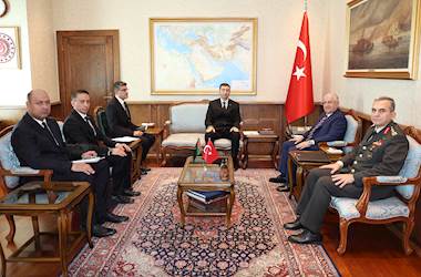 Millî Savunma Bakanı Yaşar Güler, Türkmenistan Savunma Bakanı Korg. Begenç Gündogduyev'i Askerî Törenle Karşıladı