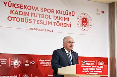Bakanlar Yaşar Güler ile Mahinur Özdemir Göktaş, Yüksekova Spor Kadın Futbol Takımı ile Bir Araya Geldi