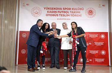 Bakanlar Yaşar Güler ile Mahinur Özdemir Göktaş, Yüksekova Spor Kadın Futbol Takımı ile Bir Araya Geldi