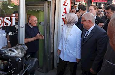 Bakanlar Yaşar Güler ve Mahinur Özdemir Göktaş Yüksekova'da Vatandaşla Bir Araya Geldi