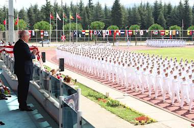 Millî Savunma Bakanı Yaşar Güler, MSÜ Deniz Astsubay Meslek Yüksek Okulundaki Mezuniyet Törenine Katıldı