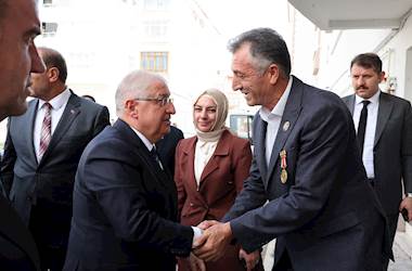 Millî Savunma Bakanı Yaşar Güler, Gazi Piyade Çavuş Kemalettin Şahin’in Evini Ziyaret Etti