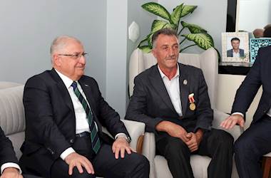 Millî Savunma Bakanı Yaşar Güler, Gazi Piyade Çavuş Kemalettin Şahin’in Evini Ziyaret Etti