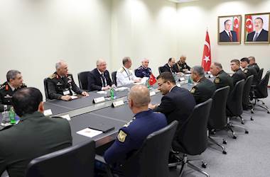 Millî Savunma Bakanı Yaşar Güler, Azerbaycan Savunma Bakanı Orgeneral Hasanov ile Heyetler Arası Görüşme Gerçekleştirdi