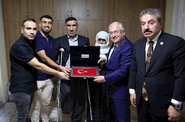 Millî Savunma Bakanı Yaşar Güler, Emekli Jandarma Başçavuş Mehmet Salih Erkan’ın ve Gazi Korucu Mehmet Biter’in Evlerine Ziyaret Gerçekleştirdi