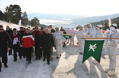 Millî Savunma Bakanı Yaşar Güler ve Beraberindeki Kuvvet Komutanları, Sarıkamış Şehitlerini Anma Yürüyüşüne Katıldı