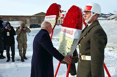 Millî Savunma Bakanı Yaşar Güler ve Beraberindeki Kuvvet Komutanları, Sarıkamış Şehitlerini Anma Yürüyüşüne Katıldı
