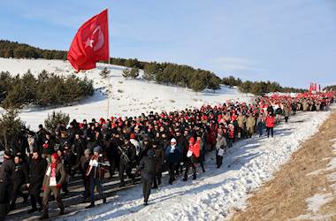 Millî Savunma Bakanı Yaşar Güler ve Beraberindeki Kuvvet Komutanları, Sarıkamış Şehitlerini Anma Yürüyüşüne Katıldı