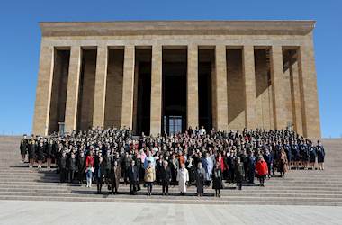  Millî Savunma Bakanı Yaşar Güler’in Eşi Sayın Demet Güler Kadınlar Günü Dolayısıyla Anıtkabir’i Ziyaret Etti