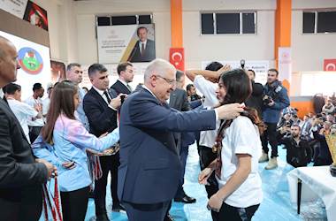 Millî Savunma Bakanı Yaşar Güler, Hakkâri’de Turkcell Kadın Futbol Süper Ligi'ne Çıkan Yüksekovaspor'un Kupa Törenine Katıldı
