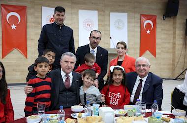 Millî Savunma Bakanı Yaşar Güler ile Gençlik ve Spor Bakanı Osman Aşkın Bak, Şırnak’ta Şehit Aileleri ve Gazilerle İftar Yaptı