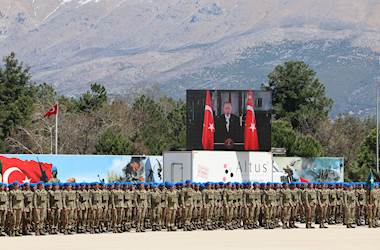 Millî Savunma Bakanı Yaşar Güler, Uzman Erbaş Komando Temel Kursu Mezuniyet ve Bröve Takma Töreni’ne Katıldı