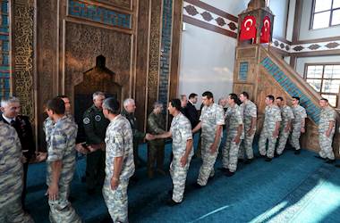 Millî Savunma Bakanı Yaşar Güler ve Beraberindeki TSK Komuta Kademesi Kurban Bayramı'nı Mehmetçiklerle Karşıladı