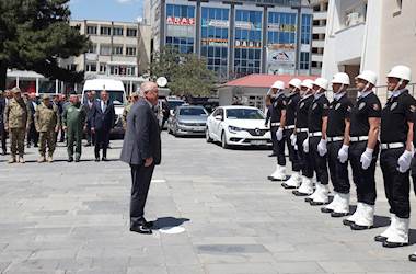 Millî Savunma Bakanı Yaşar Güler ve beraberindeki TSK Komuta Kademesi, Van Valiliğini Ziyaret Etti