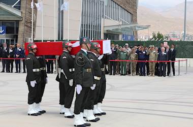 Millî Savunma Bakanı Yaşar Güler, Şehit Düşen Kahraman Silah Arkadaşlarımızın Naaşlarını, Hakkâri Yüksekova’daki Törenle Memleketlerine Uğurladı