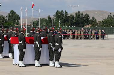 Millî Savunma Bakanı Yaşar Güler, Şehit Düşen Kahraman Silah Arkadaşlarımızın Naaşlarını, Hakkâri Yüksekova’daki Törenle Memleketlerine Uğurladı