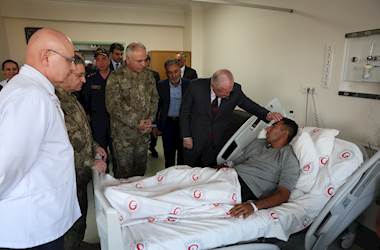 Millî Savunma Bakanı Yaşar Güler, Metan Gazından Zehirlenen Mehmetçiklerimizi Ziyaret Etti