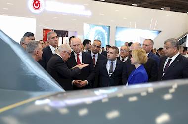 Millî Savunma Bakanı Yaşar Güler ve Birleşik Krallık Savunma Bakanı John Healey, IDEF 2025 Fuarı’nı Gezdi
