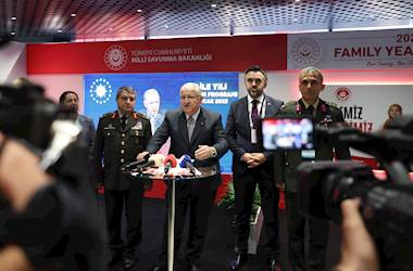 Millî Bakanı Yaşar Güler, IDEF 2025'te "Aile Yılı Standı"nı Ziyaret Ederek Açıklamalarda Bulundu