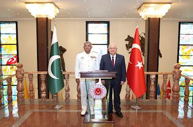 Millî Savunma Bakanı Yaşar Güler, Pakistan Deniz Kuvvetleri Komutanı Oramiral Naveed Ashraf’ı Kabul Etti