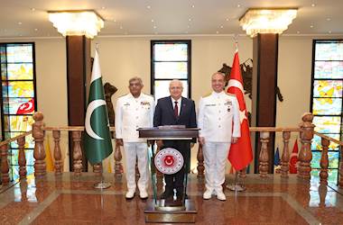 Millî Savunma Bakanı Yaşar Güler, Pakistan Deniz Kuvvetleri Komutanı Oramiral Naveed Ashraf’ı Kabul Etti