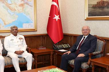 Millî Savunma Bakanı Yaşar Güler, Pakistan Deniz Kuvvetleri Komutanı Oramiral Naveed Ashraf’ı Kabul Etti