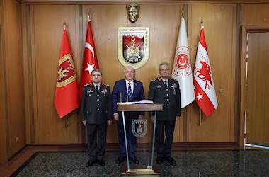 Millî Savunma Bakanı Yaşar Güler, Kara Kuvvetleri Komutanlığında Gerçekleşen Devir Teslim Törenine Katıldı
