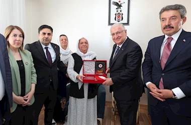 Millî Savunma Bakanı Yaşar Güler, Şırnaklı Bir Şehit Ailemizi ve Şırnaklı Bir Ailemizi Evlerinde Ziyaret Etti 