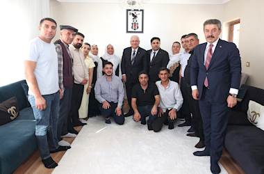 Millî Savunma Bakanı Yaşar Güler, Şırnaklı Bir Şehit Ailemizi ve Şırnaklı Bir Ailemizi Evlerinde Ziyaret Etti 