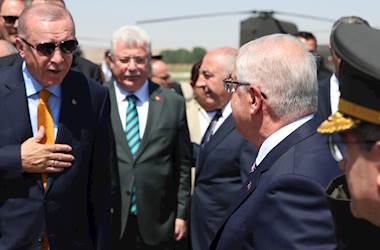 Millî Savunma Bakanı Yaşar Güler; Malazgirt Zaferi’nin 954'üncü Yıl Dönümü Etkinliklerine Teşrif Eden Cumhurbaşkanımız Sayın Recep Tayyip Erdoğan'ı Askerî Törenle Karşıladı