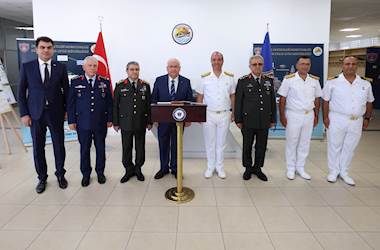 Millî Savunma Bakanı Yaşar Güler, İstanbul Tersanesi Komutanlığını Ziyaret Etti