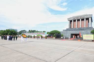 Millî Savunma Bakanı Yaşar Güler, Vietnam Ziyareti Kapsamında, Ho Chi Minh Mozolesi’ni ve Hanoi Büyükelçiliğimizi Ziyaret Etti