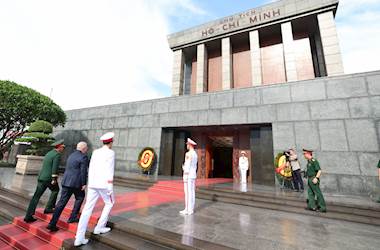 Millî Savunma Bakanı Yaşar Güler, Vietnam Ziyareti Kapsamında, Ho Chi Minh Mozolesi’ni ve Hanoi Büyükelçiliğimizi Ziyaret Etti