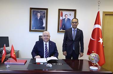Millî Savunma Bakanı Yaşar Güler, Vietnam Ziyareti Kapsamında, Ho Chi Minh Mozolesi’ni ve Hanoi Büyükelçiliğimizi Ziyaret Etti
