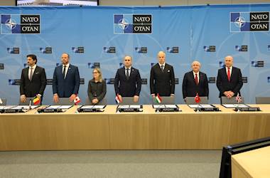 Millî Savunma Bakanı Yaşar Güler, NATO Savunma Bakanları ile  "Aile Fotoğrafı" Çekimine Katıldı Anlaşmalar İmzaladı