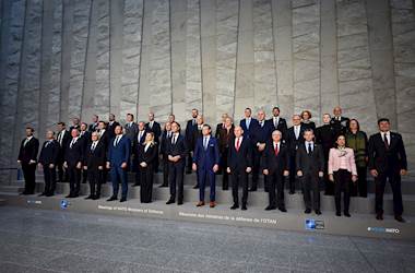 Millî Savunma Bakanı Yaşar Güler, NATO Savunma Bakanları ile  "Aile Fotoğrafı" Çekimine Katıldı Anlaşmalar İmzaladı